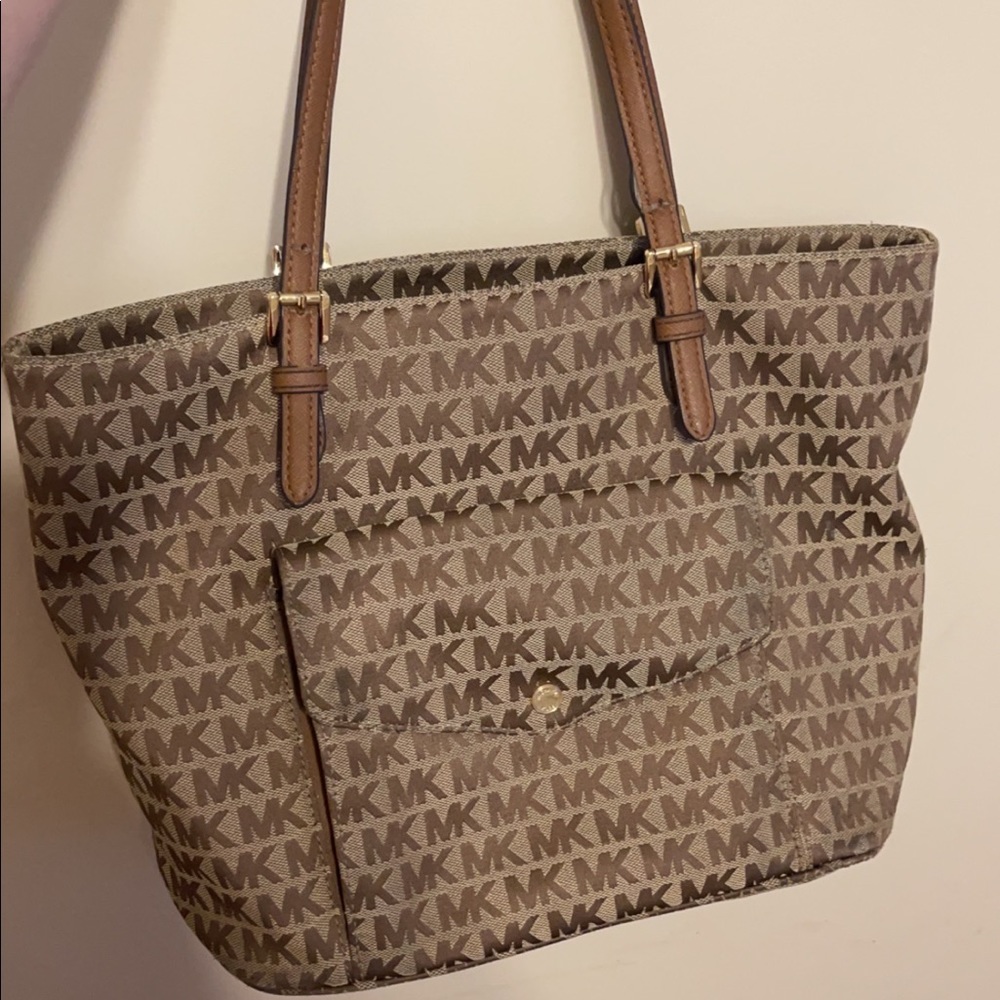 Gently worn Micheal Kors tote! Light wear in tear on the inside.